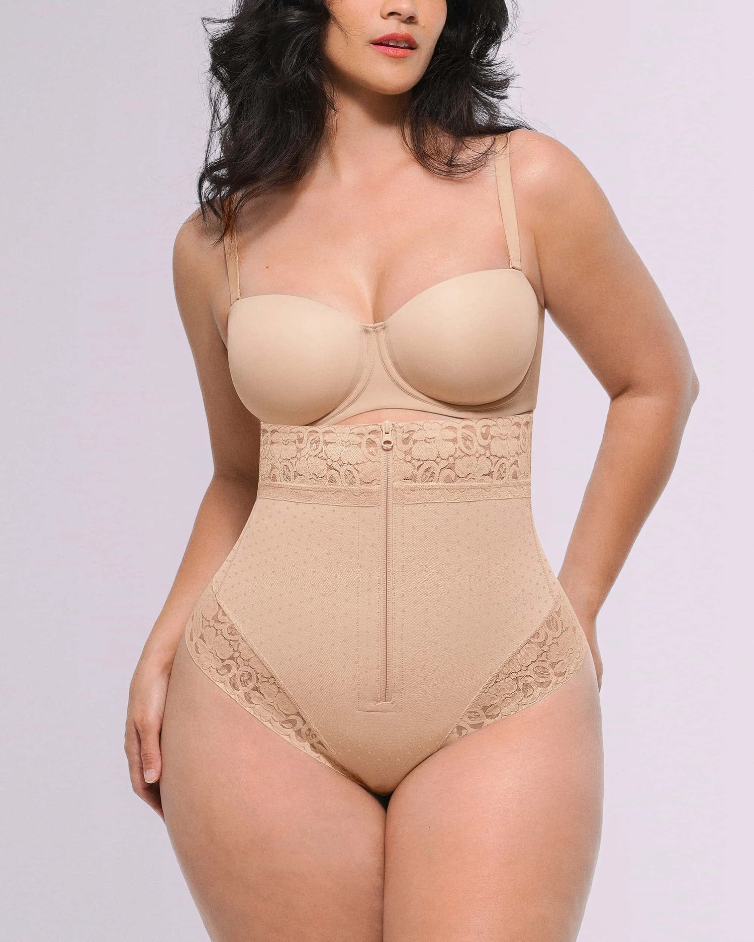 Tanga moldeadora de cintura alta con lunares AirSlim® de Bare Essentials™